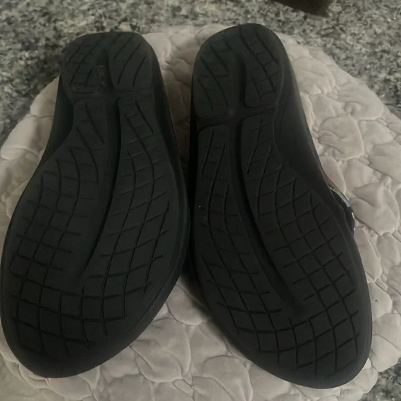 Oofas Colorful Abstract Flip Flops - Picture 4 of 4